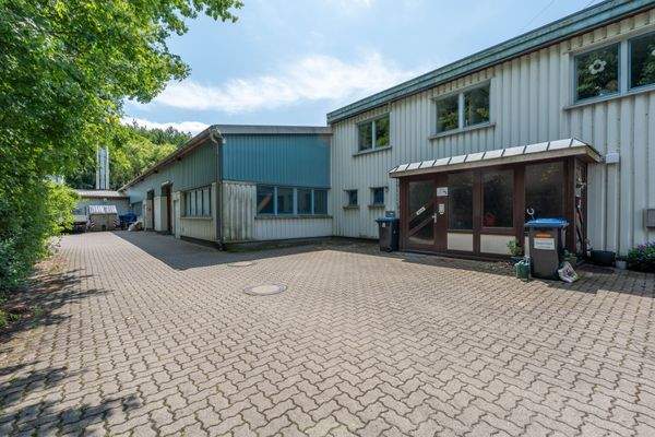 Außenansicht mit Parkfläche