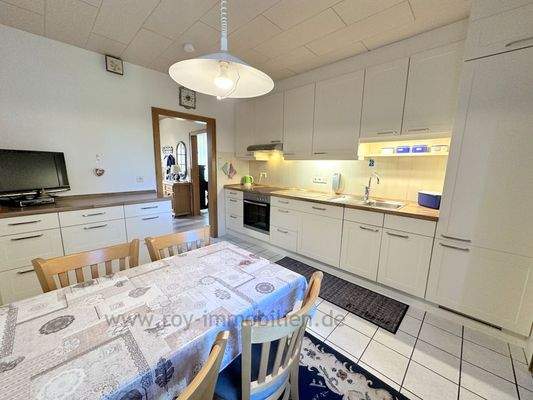 geräumige Küche mit Einbauküche linke Wohnung