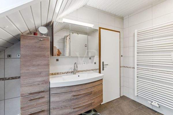 Badezimmer mit Dusche -DG