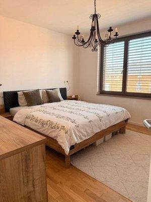 Schlafzimmer mit großem Fenster