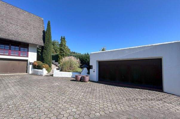 Doppelgarage mit elektrischen Tor