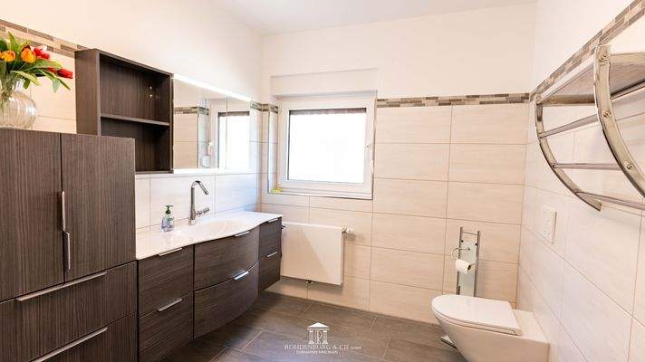 Modernes Duschbad im EG