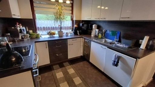 neuwertige EBK EG