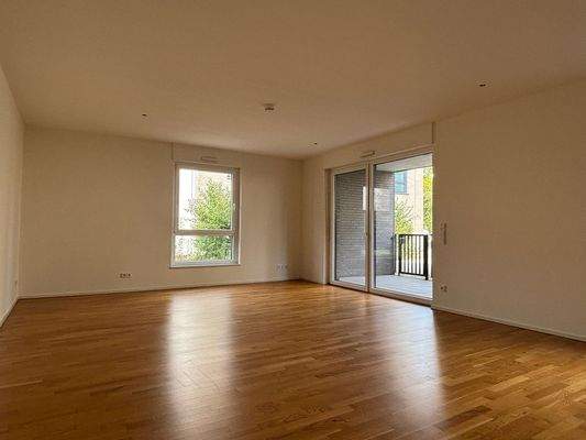 Leerer Wohnraum mit Balkon