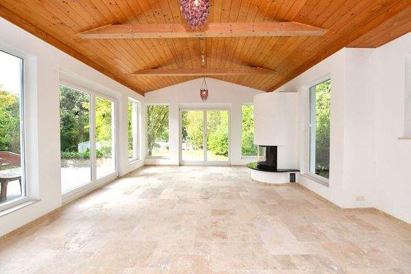 Wintergarten mit offenem Kamin