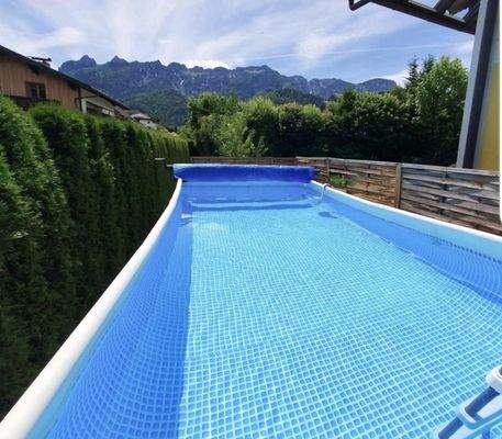 Swimmingpool mit Abdeckung
