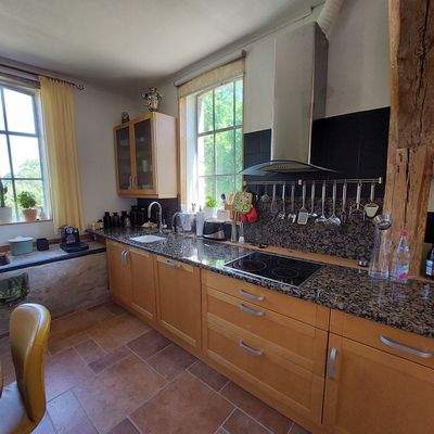 Küche mit Einbauküche