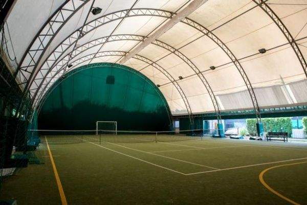 Einer von drei Tennisplätzen