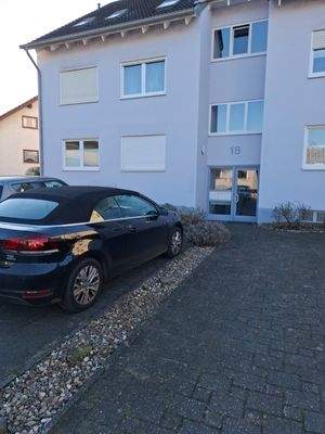 Stellplatz vor dem Haus mit Eingang