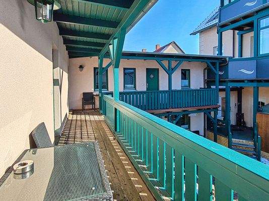 Sitzbereiche vor den Unterkünften