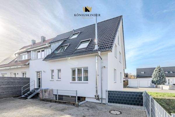 Vom Garten aus genießen: helles, einladendes Zuhause mit vielseitigem Außenbereich.