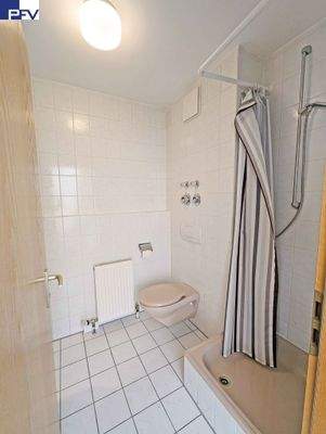 2.OG Bad Referenzeinheit unrenoviert 