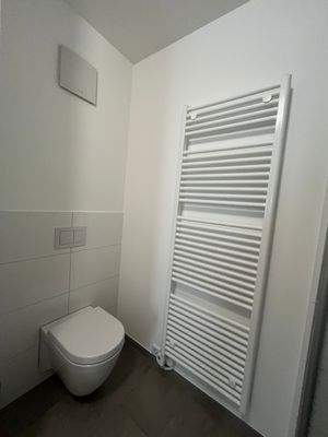 Modernes Bad mit Handtuchheizkörper