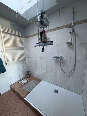 Duschbad bei Schlafzimmer