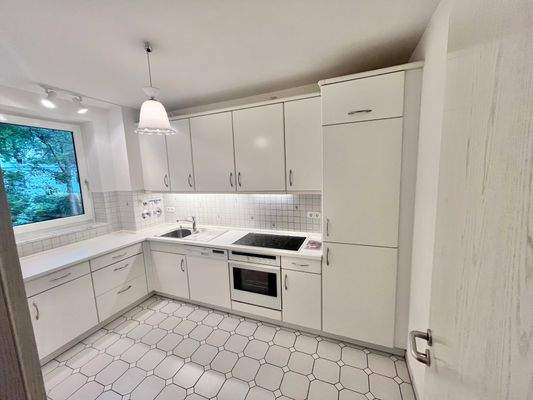 separate Küche mit kleinem Frühstücksplatz