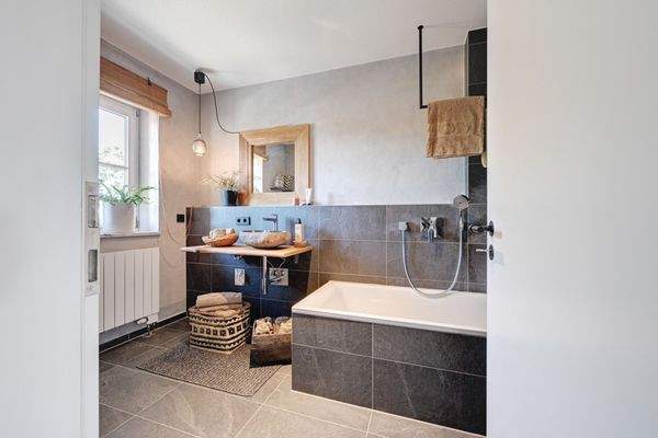 Einladendes Badezimmer im Obergeschoss, perfekt für Ruhe und Entspannung