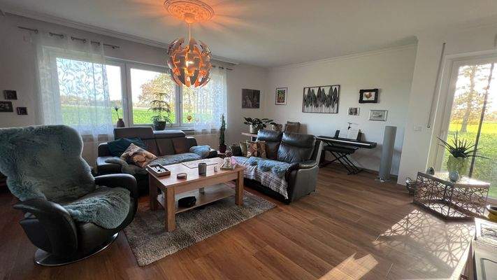 Helles Wohnzimmer mit Kamin