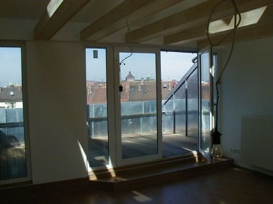 Wohnzimmer mit Blick auf Loggia
