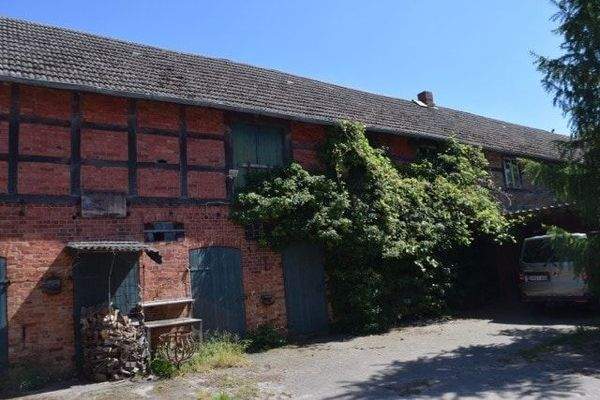 Stallgebäude und Carport