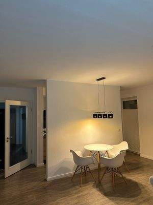 Wohnzimmer mit Blick in Richtung Küche
