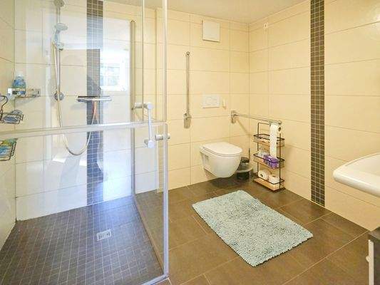 Das Bad mit ebenerdiger Dusche
