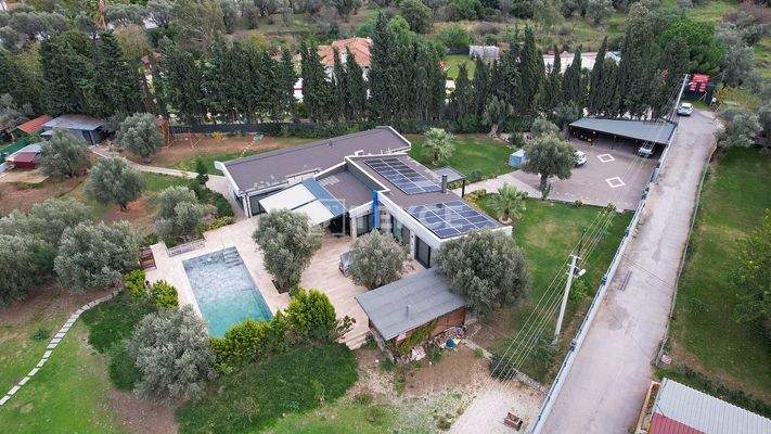 Villa with Pool on Large Plot Near the Coast in İzmir Güzelbahçe