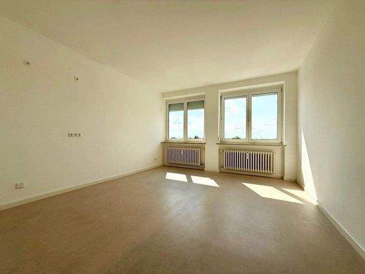 Geräumiger und heller Wohnbereich vor Renovierung