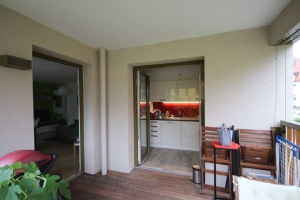 Balkon mit Blick zum Wohnzimmer sowie Küche