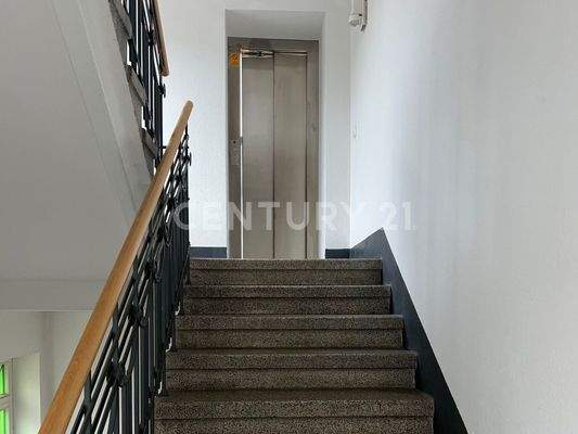 Treppenhaus mit Aufzug