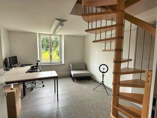 Separates Büro im Dach mit Turmzugang