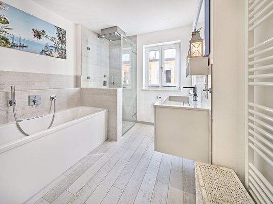 ... mit Whirl Pool - Badewanne & Dusche