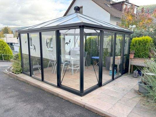 ...verglastem Teehaus...