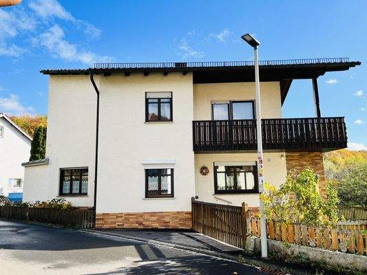 Westansicht des Hauses mit umlaufenden Balkon