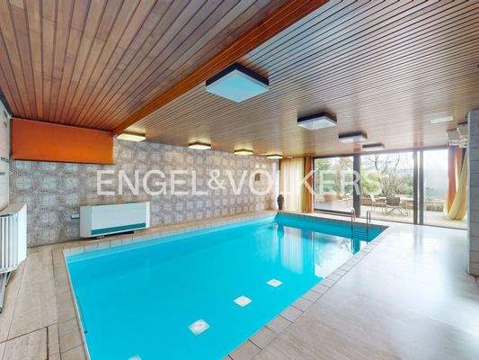 Großer Innenpool mit Zugang zur Terrasse und  Garten