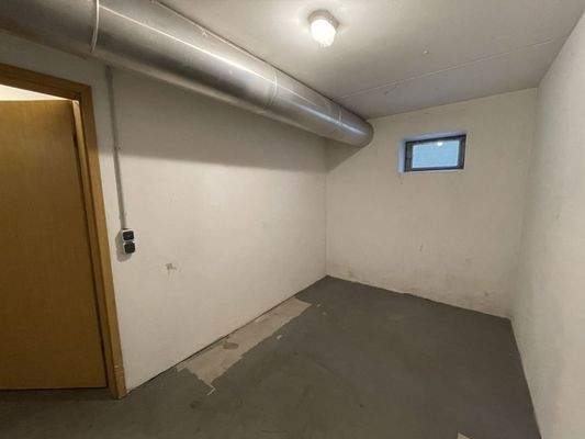 Kellerabteil mit Fenster und Türe