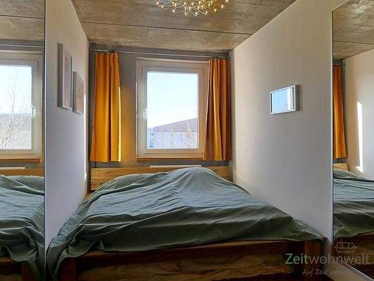 breites Bett im Schlafzimmer