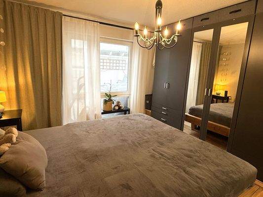 ... und Platz für einen großen Schlafzimmerschrank