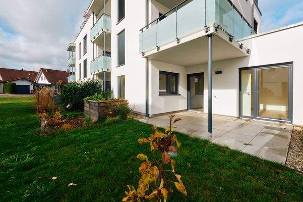 Objektansicht mit Terrasse und Gartenanteil 