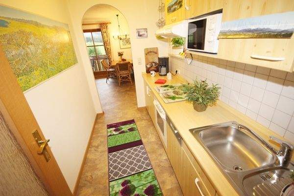 Helle Durchgangsküche mit nahtlosem Zugang zum Wohnbereich