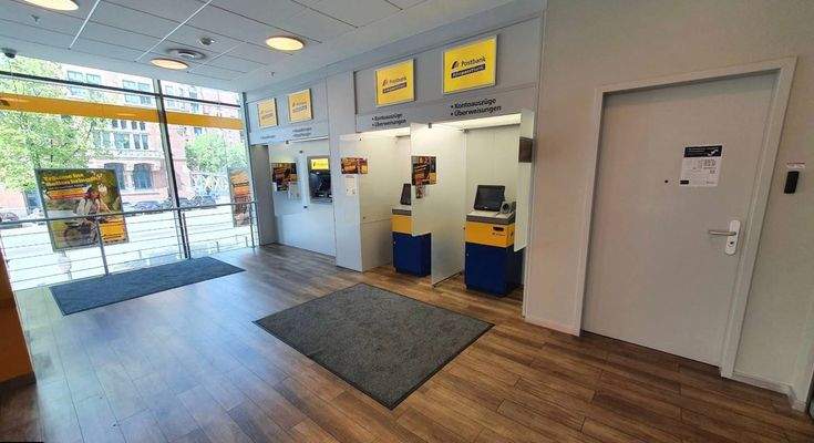 Gepflegte Ausstattung mit großer Fensterfront