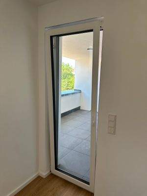 Schlafzimmer mit Zugang zur Loggia