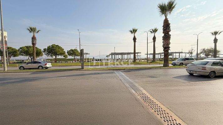 Spacious Apartment with Sea View in İzmir Karşıyaka Bostanlı