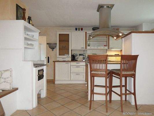 große Küche mit Holzofen