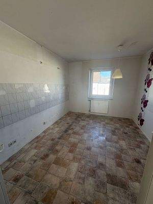 Leere Wohnung mit Fliesenboden