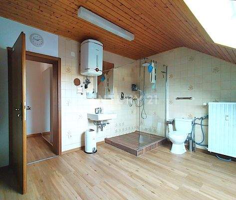 Das Tageslichtbadezimmer im Dachgeschoss