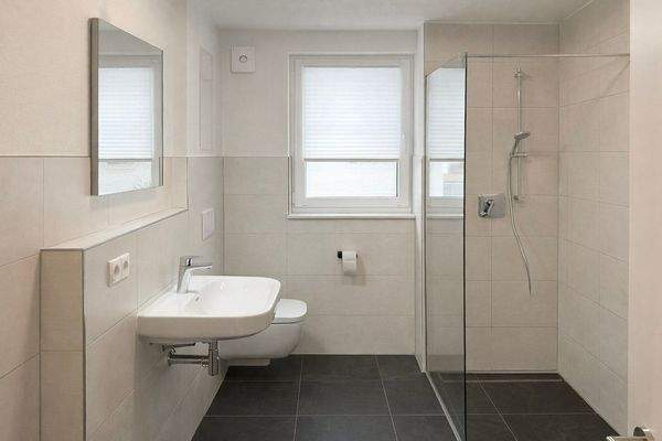 Tageslichtbad mit Dusche und Wanne