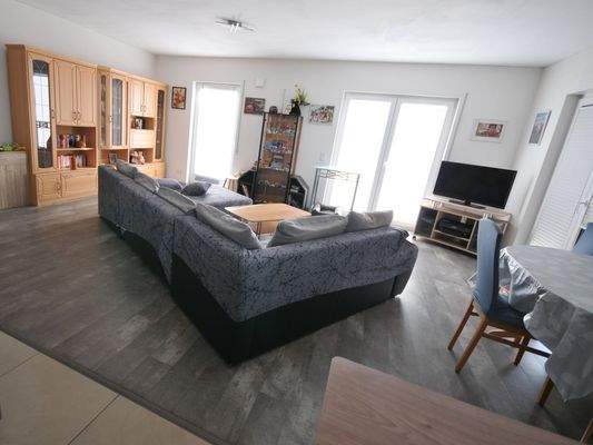 Lichtdurchflutetes Wohnzimmer