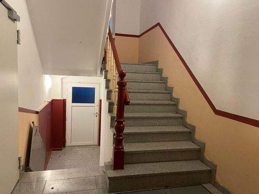 Treppenhaus (von der Eingangstür)