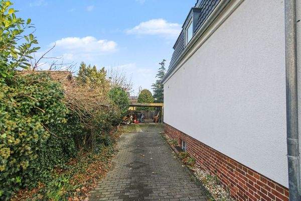 18. Auffahrt und Garage