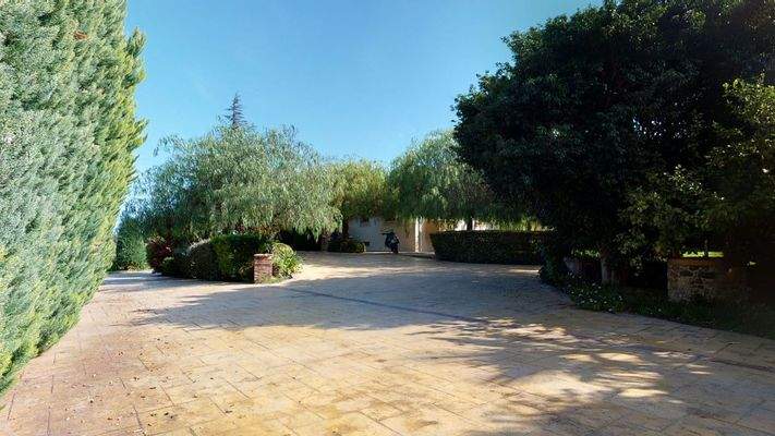 Von der Einfahrt auf das Gelände